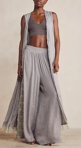 FREE PEOPLE ÍNTIMAMENTE GRIS WHAT'S GOOD BATA PLUMERO ENCAJE ESTAMPADO OB1546630 TALLA M - Imagen 1 de 14