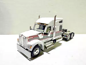 DCP, PRIMA MARCIA SCALA 1/64 W-990 KENWORTH, TETTO CENTRALE, BIANCO E GRIGIO, STRISCIA ROSSA - Foto 1 di 6