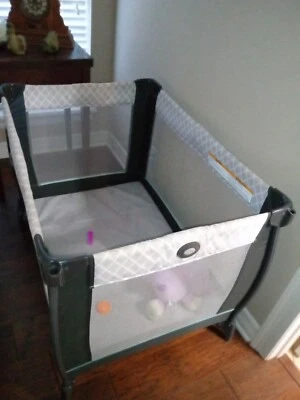 Graco 2109198 Pack N Play Cúpula de Viaje Playard con Cuna Infantil Tamaño Completo Oskar Foto 1 de 2