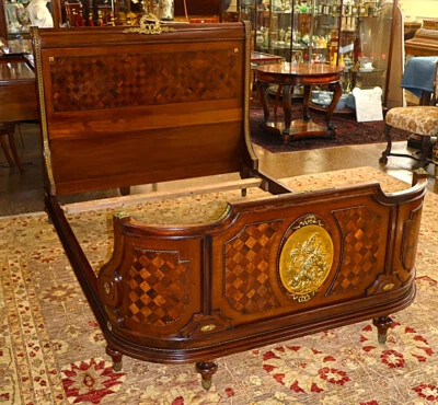 Cama completa de nogal montada en bronce con incrustaciones estilo Luis XVI francés de principios del siglo XX Foto 1 de 4