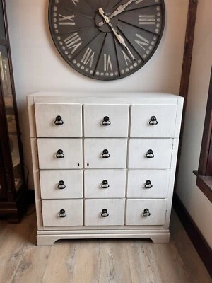 Armario consola de vino Howard Miller de abajo hacia arriba antiguo blanco barra almacenamiento hecho en EE. UU. Foto 1 de 4