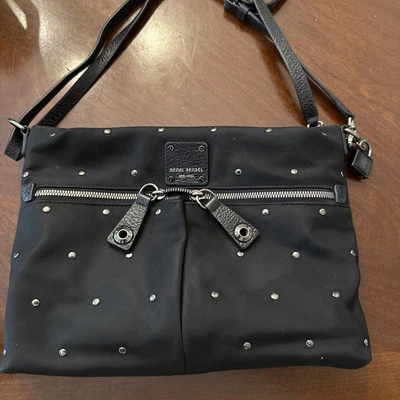 Cartera de nailon Henri Bendel negra con tachuelas plateadas correas extraíbles Foto 1 de 4
