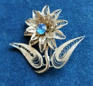 Vintage silberfarbene filigrane blaue Strass Blume Brosche Anstecknadel Verschluss 1 5/8" L 2" W - Bild 1 von 7