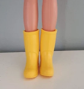 Sindy Kleidung Modepuppe Größe gelb Gummistiefel Creatable World 1:6 - Bild 1 von 9