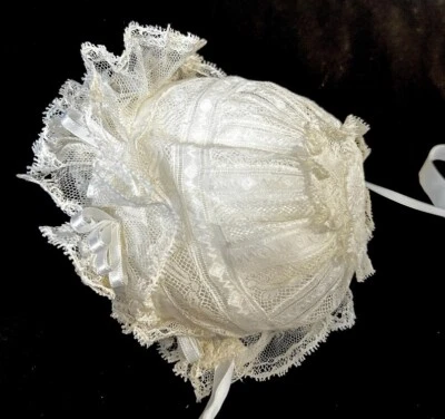 Gorro victoriano francés para bebé/muñeca todo encaje y cintas de seda Foto 1 de 4