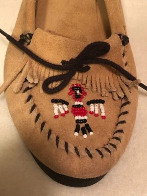 ZAPATOS MOCASINES MINNETONKA 9.5 THUNDERBIRD GAMUZA TOSTADA FLECOS CUENTAS Foto 1 de 4