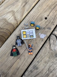 LEGO 76034 Batboat Harbor Figuras y Hoja de Pegatinas/Piezas Deathstroke Robin Batma - Imagen 1 de 4