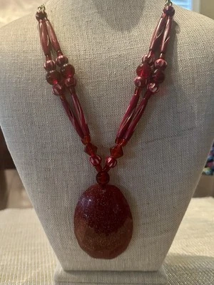 Colar Y de Conta de Osso de Vidro Acrílico Vermelho Escuro Vintage em Tom de Ouro - Imagem 1 de 4