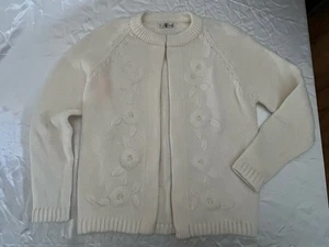 Full Fashioned Large Acrylic Sweater White Shoulder Sweater With Daisy’s Open - Picture 1 of 8