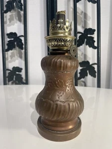 Magnifique Ancienne Lampe À Pétrole En Cuivre Avec Gravures Florales Vintage. - Picture 1 of 16