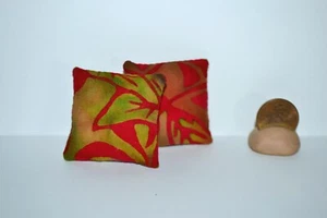 Cojín almohada miniatura para casa de muñecas escala 1:12 hecho a mano hermoso estampado batik - Imagen 1 de 4