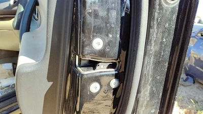 Pestillo de puerta delantera derecha Toyota Rav-4 2006-2018 pasajero con varillas/cables OEM Foto 1 de 2