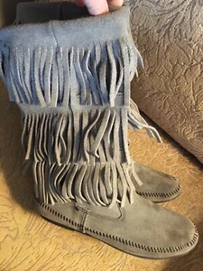 Minnetonka 10 Gray Suded 3 Tiered Fringe Boots Classic Hippy Chick Trendy Boho - Picture 1 of 7