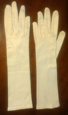 Grande paire d'anciens gants en satin beige - Photo 1/4