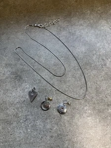 Brighton 32” Kette mit 2 1/2” Verlängerung & 3 wendbaren Charms - Bild 1 von 5