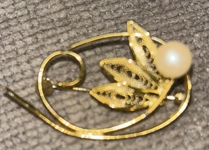 Vintage Brosche Anstecknadel - Kunstperle goldfarben Blätter Blatt filigran Wirbel abstrakt Draht - Bild 1 von 5