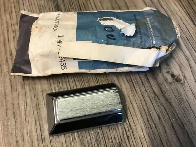 1969 1970 CADILLAC DEVILLE ELDORADO NOS GM ХРОМИРОВАННЫЙ РЕМЕШОК ESCUTCHEON 7799435  - Изображение 1 из 2