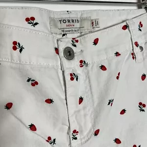 Torrid Women's Denim Shorts Size 18 White Cherries Strawberries Stretch Mid Rise - Picture 1 of 6