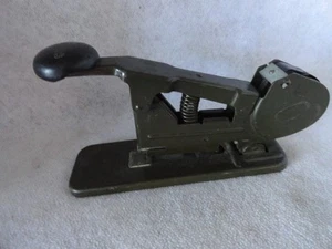 Cucitrice vintage anni '30 Bates modello B alimentazione filo metallo con bobina - Foto 1 di 5