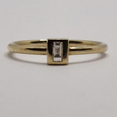 Anillo solitario de diamantes de oro amarillo de 9 quilates con banda delgada de 0,15 quilates talla P 1/2  Foto 1 de 4