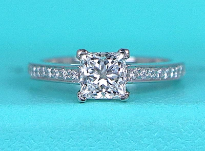 Anillo de compromiso de diamantes princesa Tiffany Co platino gracia 0,91 E VS2 $16.800 5 Foto 1 de 4
