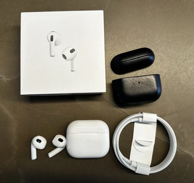 Apple AirPods 3. Generation (MME73ZM/A) mit MagSafe + Leder Schutzhülle - Bild 1 von 4