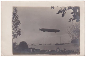 Echtfoto-AK Zeppelin Luftschiff über den Schiffen / Marine / Meer - Picture 1 of 2