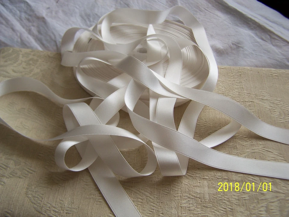 ANCIEN RUBAN EN SATIN DOUBLE FACE. SPLENDIDE. HAUT DE GAMME. Blanc. N°119 - Photo 1/1