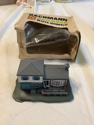 bachmann n scale split level house 7203 Structure Built - Image 1 of 4