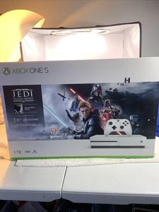 Microsoft Xbox One S 1TB Star Wars Jedi: Fallen Order Bundle sigillato in fabbrica - Foto 1 di 24