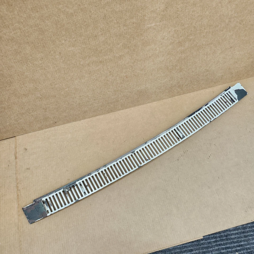 69-72 C3 Corvette Limpiaparabrisas Puerta Parrilla Ventilación Capucha Ventilación Ventilador Rejilla Entrada Foto 1 de 4