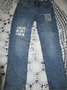 euc Gap Kids crochet + floral patch girlfriend adjustable waist jeans girls 7 - Picture 1 of 3