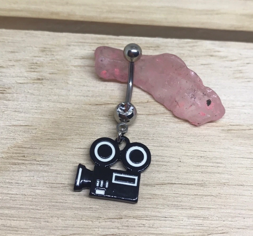 Cámara de cine calibre 14 colgante ombligo anillo ombligo acero quirúrgico NUEVO Foto 1 de 1