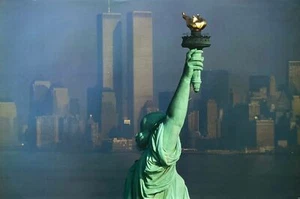 Póster Liberty by Isiposters disparo horizontal con torres del WTC 24 x 36 - Imagen 1 de 1