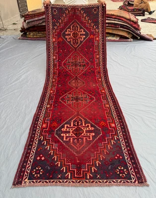 Alfombra de corredor tribal afgana rica 3x8 - Campo rojo profundo con medallones geométricos dobles Foto 1 de 4