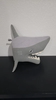 Colgar en la pared con cabeza de tiburón de peluche Pillowfort océano mar guardería sala de juegos decoración Foto 1 de 4