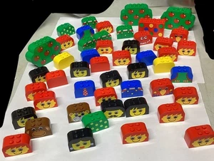 LEGO 4744px1, 4744px3, + Pendenza Curva 4x2x2 Doppia Quattro Borchie Faccia Sorridente - Foto 1 di 6