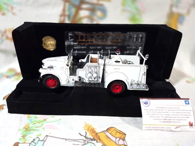 ROAD SIGNATURE 1/24 SCALE 1941 WHITE GMC FIRETRUCK DIE CAST NIP - Image 1 of 4