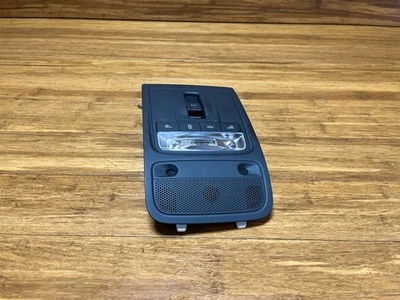 2017-2020 奥迪 A3 2.0L 头顶控制台穹顶车内灯 8V0947135L 原始设备制造商 — 第 1/4 张图片