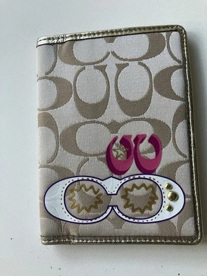 Porta pasaporte Coach beige dorado firma logotipo de Cancad borde de cuero Foto 1 de 4