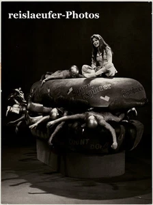 Manuela, cantante sentada en un sándwich en un programa de televisión, original Foto, 1971 - Imagen 1 de 1