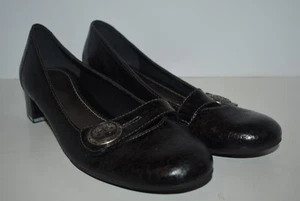 CLARKS ARTISAN LOW HEELED PUMPS - BLACK LEATHER W/ BUTTON STRAP - WOMENS 7M - Picture 1 of 8