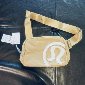 Borsa cintura Lululemon Everywhere nuova con etichetta 1L edizione limitata beige GRANDE LOGO 3D - Foto 1 di 10