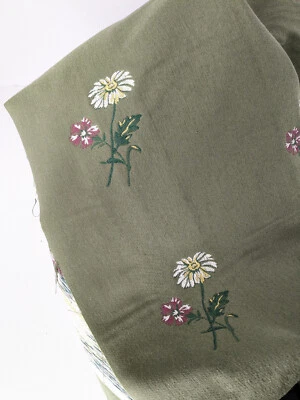 Tapicería de tela verde margaritas bordadas Clarke & Clarke de 5 yardas Foto 1 de 4