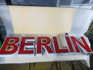 3D-Buchstaben mit LED-Beleuchtung - Goldrahmen, rote Front - Bild 1 von 4