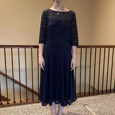 Vestido midi Signature Sangria 12 azul marino de encaje texturizado forrado transparente línea A entallado y acampanado Foto 1 de 4