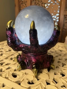 Martha Stewart Monstruo Rosa Mano Bola de Cristal Ahumado Halloween Figura LED Iluminado NUEVO - Imagen 1 de 5