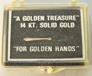 Enhebrador de aguja de coser vintage de oro de 14K "Un tesoro dorado"--"Para manos doradas" - Imagen 1 de 5