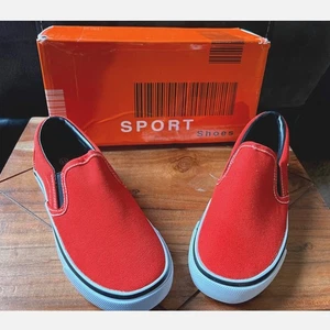 Kinder rote Slipper Canvas Schuhe Größe 11 Sport Stil bequeme Alltagskleidung neu mit Karton - Bild 1 von 12
