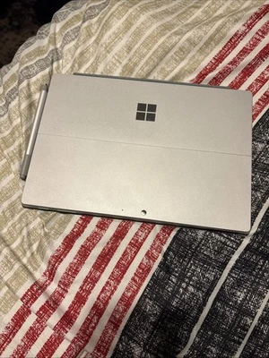 Tablet Microsoft Surface Pro plateada Foto 1 de 4